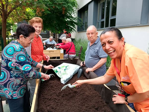 Risas durante la mañana de trabajo en el nuevo huerto