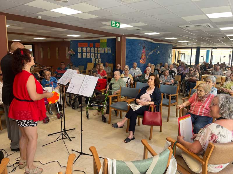 Visita de un grupo local de poesía y música