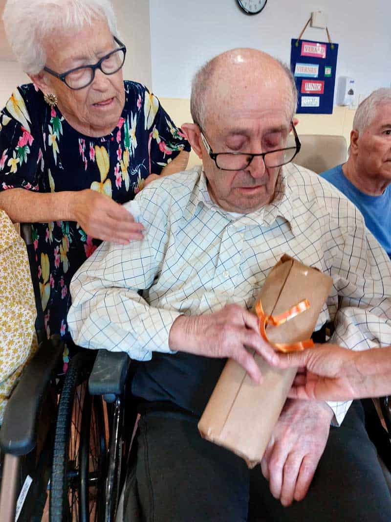 Otro cumpleañero recibe sorprendido su regalo