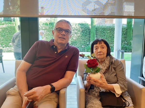 Otra residente cumpleañera con un familiar