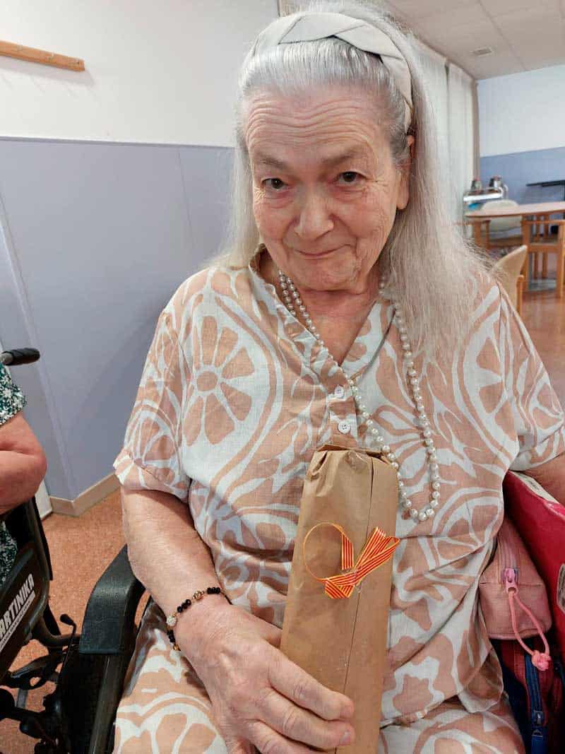 Una mujer que cumple años recibe agradecida su regalo