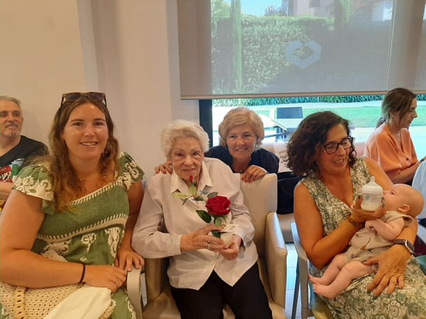 Residentes y familiares disfrutan de los cumpleaños del mes