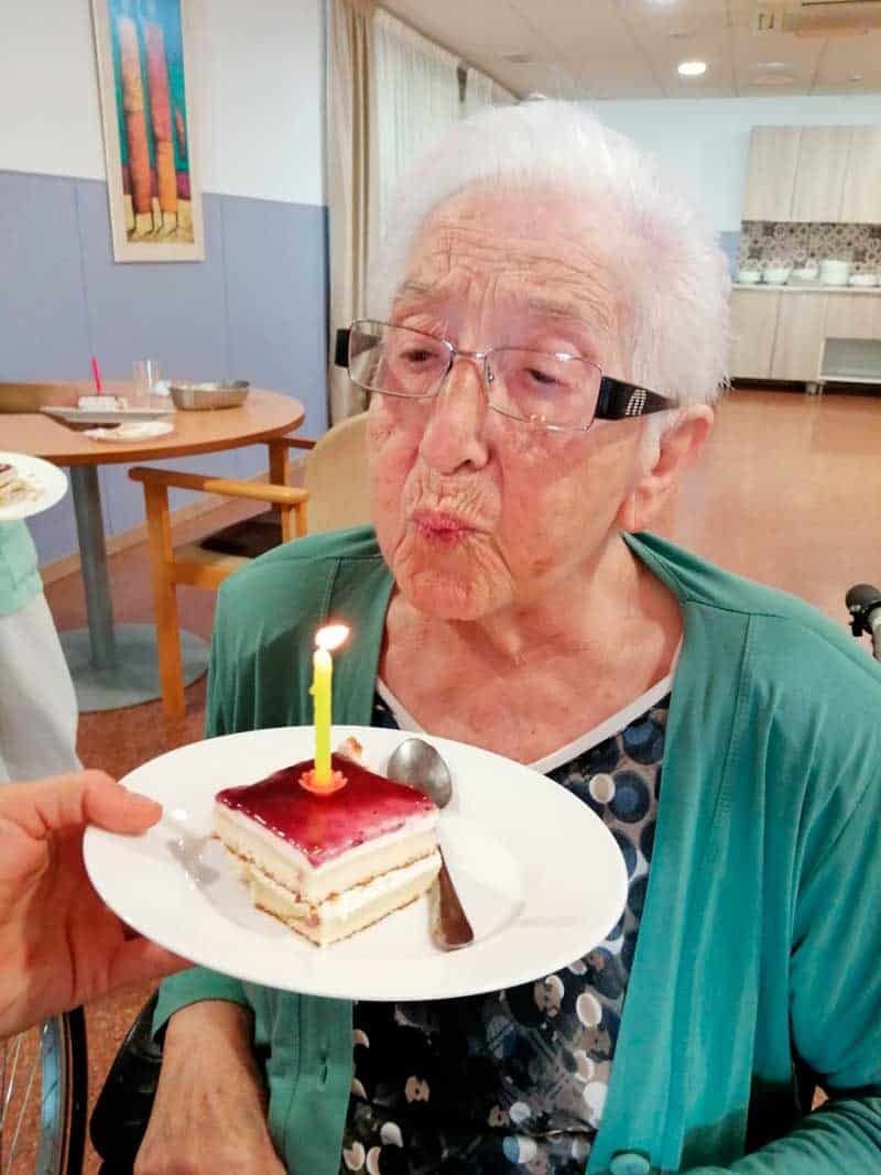 Una cumpleañera sopla las velas