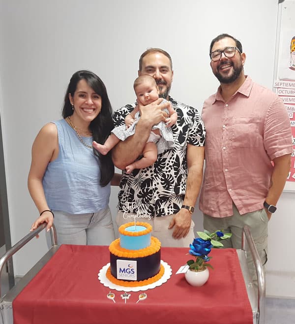 Familiares con un bebe visitan la residencia