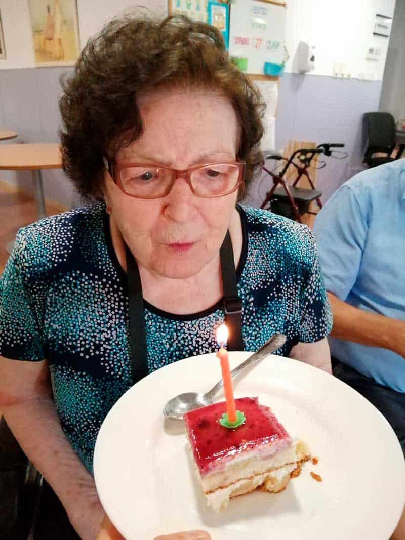 Otra cumpleañera con su pastel