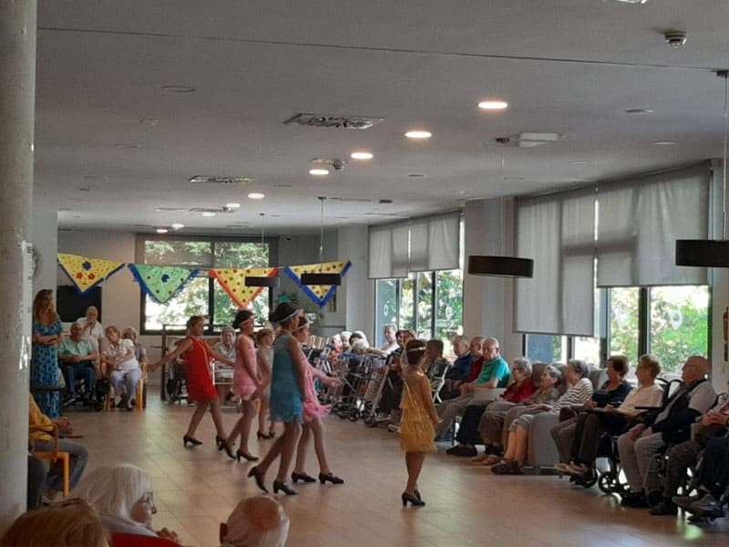 El grupo de ballet Terpsicore actúa en el comedor de la residencia