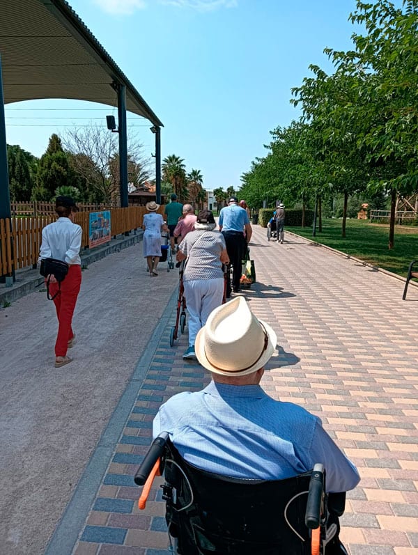 Los residentes se dirigen al Parque Europa para disfrutar de la jornada