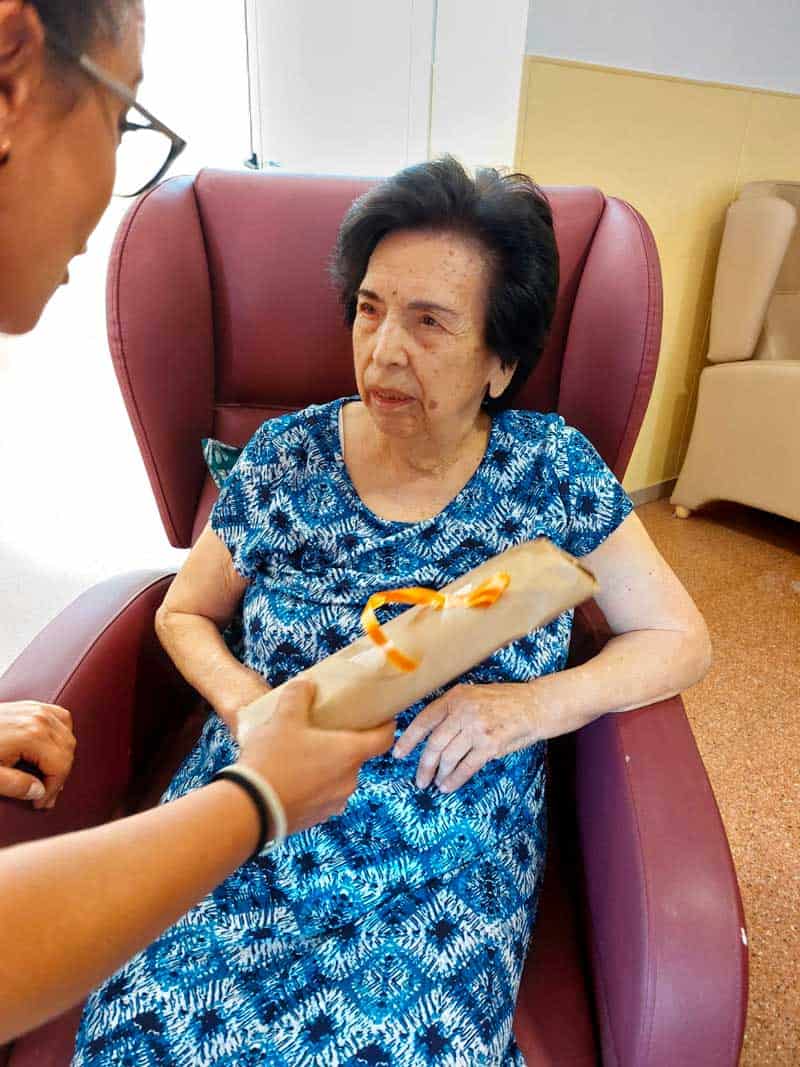 Cumpleañera del mes de junio con su regalo