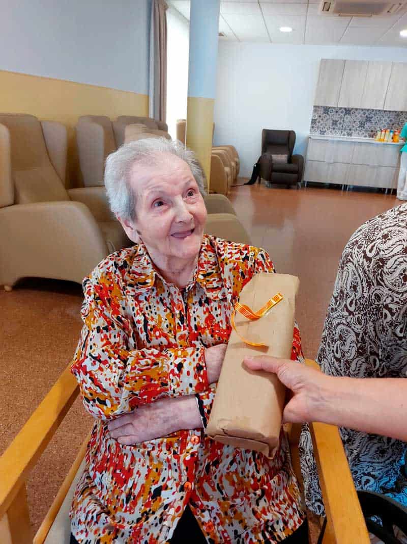 Otra cumpleañera del mes de junio con su regalo