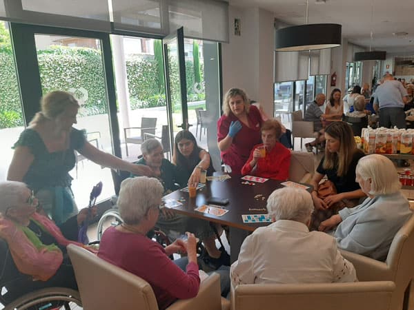 Los y las residentes juegan al bingo