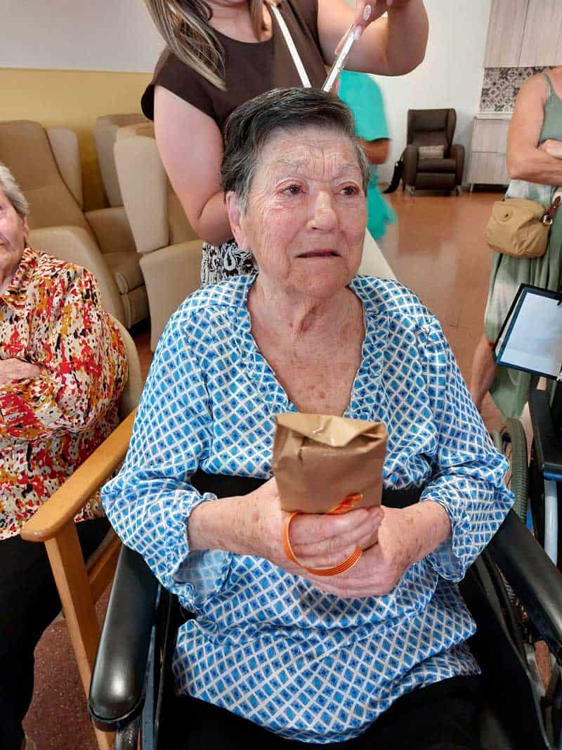 Los cumpleañeros reciben sus regalos emocionados