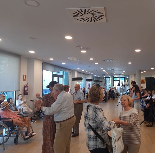 Los residentes bailan para celebrar los cumpleaños del mes de junio