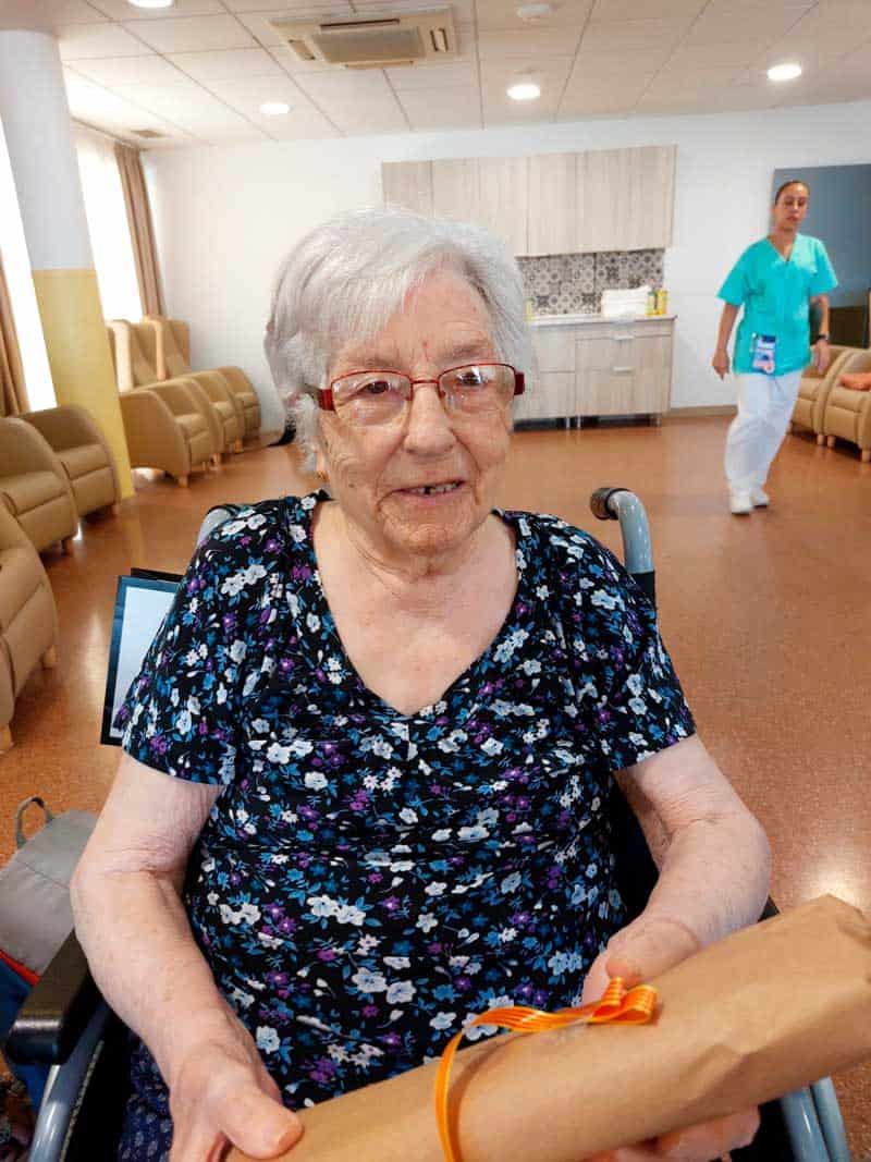 Una cumpleañera feliz por el día de su cumpleaños