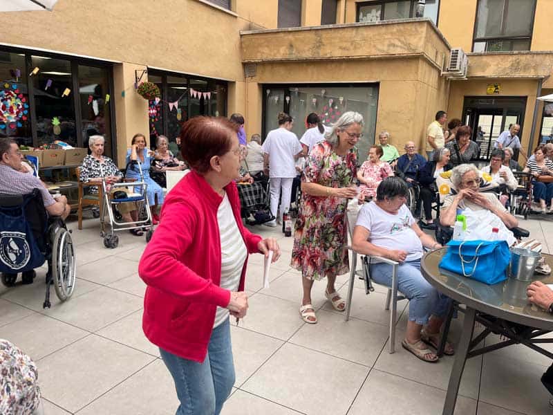 Vista general de los residentes en el jardín durante la fiesta