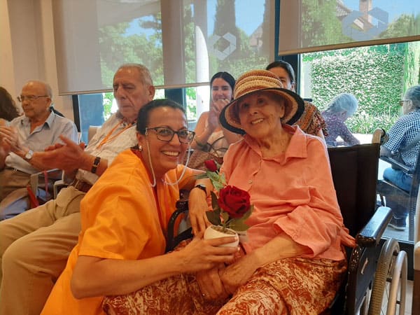 Una cumpleañera junto a su detalle