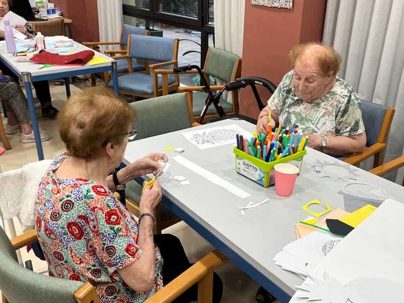 Residente elaboran manualidades para la fiesta de bienvenida del verano