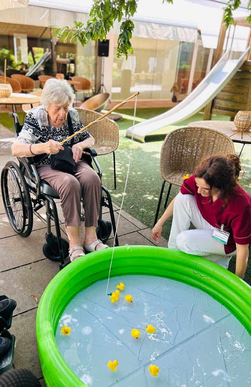 Una residente juega a pescar patos en el exterior