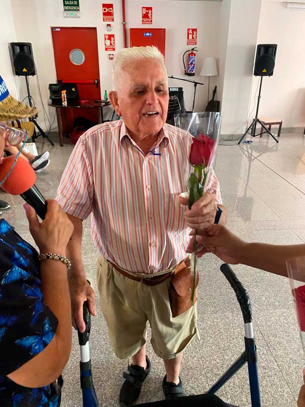 Cumpleañero con su rosa