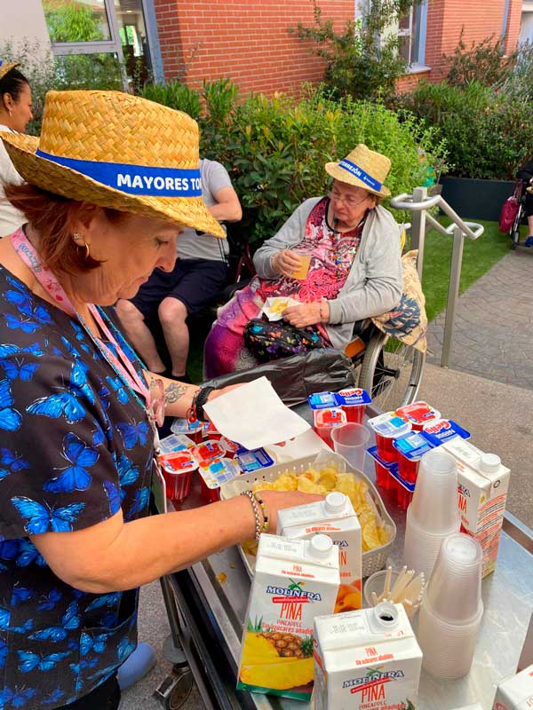 Prueba de zumos y patatas en el jardín