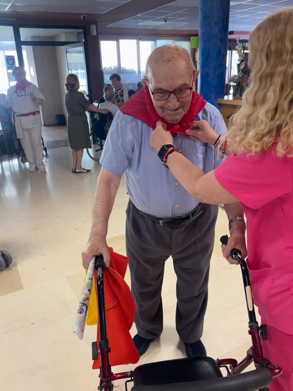 Un residente de Riosol poniéndose el típico pañuelo rojo