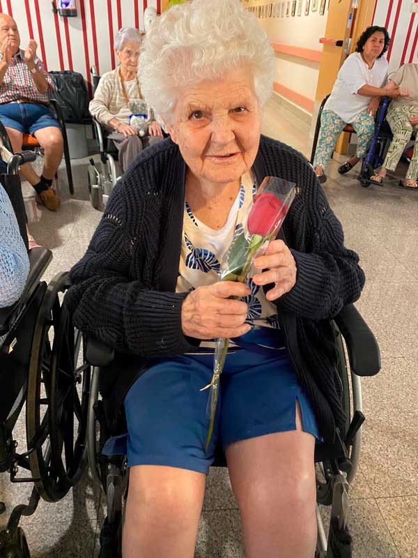 Cumpleañero sonríe a cámara