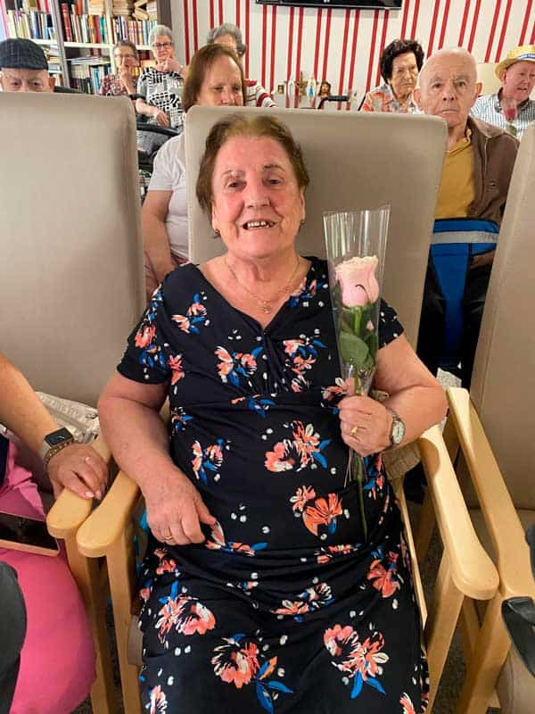 Una cumpleañera feliz con su regalo