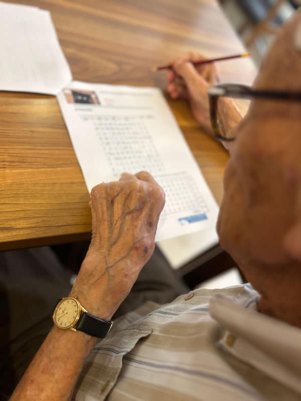 Un residente ejercita la mente con una lectura