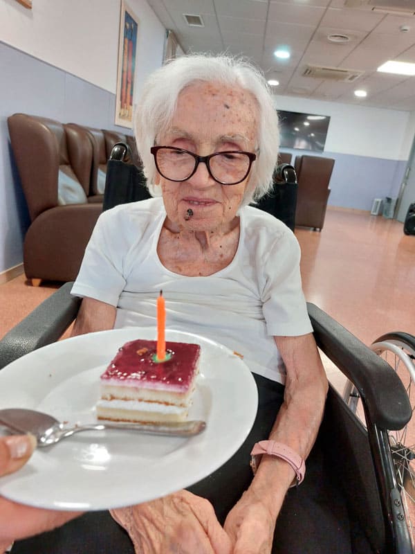 Una cumpleañera recibe su pastel