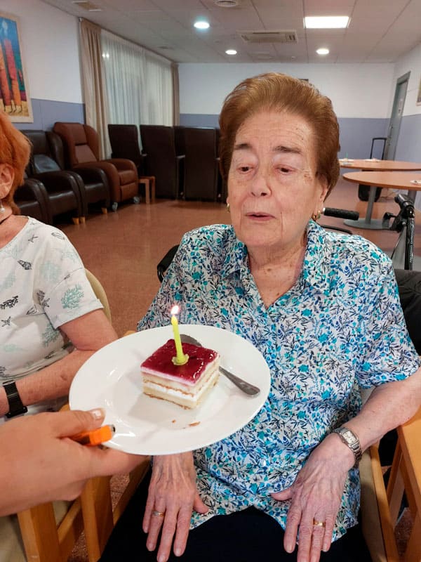 Otra cumpleañera sopla las velas