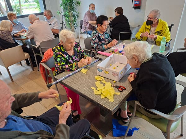 Los residentes hacen manualidades