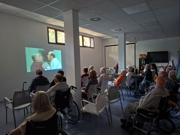 Los residentes ven una película antigua