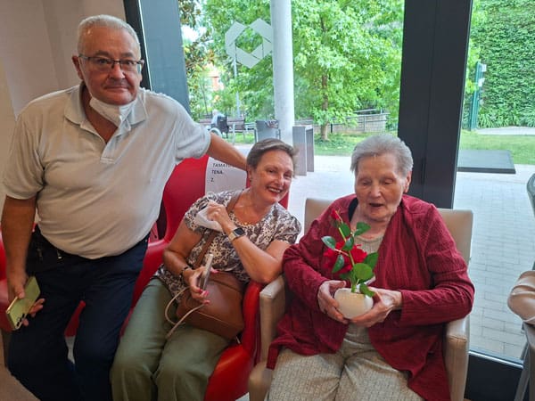 Una residente feliz con su detalle de cumpleaños