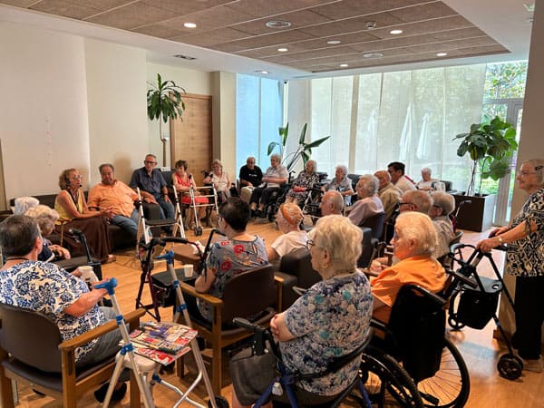 El comedor de Sabadell-Allegra lleno de residentes para uno de los talleres de estimulación cognitiva