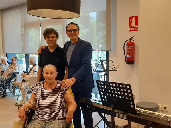 Ulises Llorca junto a una residente