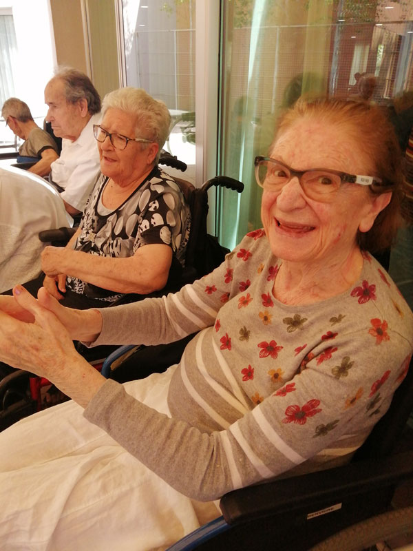 Los residentes dan palmas durante la celebración del Día de los abuelos