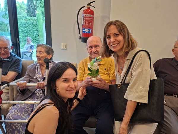 Familiares visitan a su familiar residente por su cumpleaños