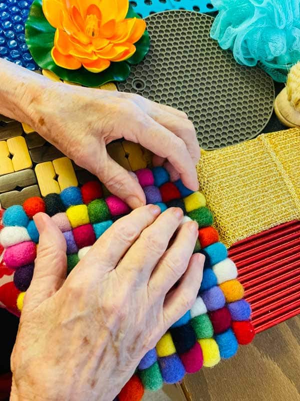 Otro tipo de talleres consiste en la realización de manualidades