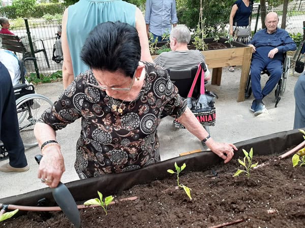 Una residente cuida del huerto