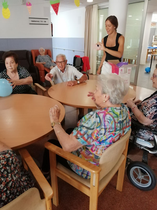 Los alumnos del colegio enseñan a los residentes cómo realizar la actividad