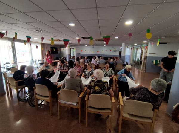 Otra vista general del comedor durante la visita intergenracional