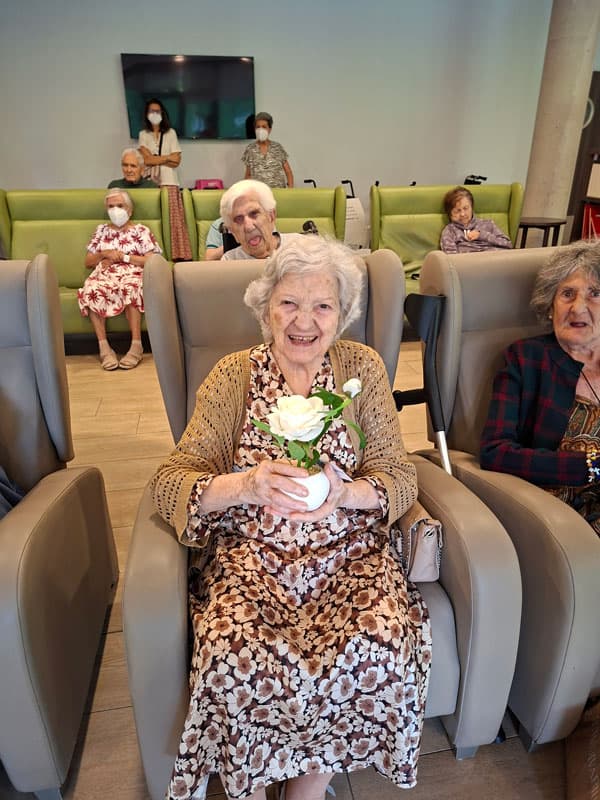 Residente sonríe ampliamente por su cumpleaños