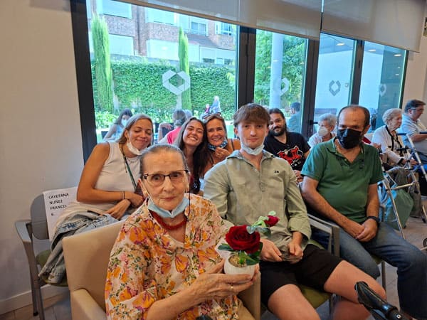 Otra residente junto a sus familiares el día de su cumpleaños