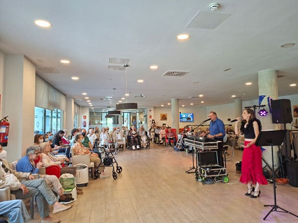 Imagen del comedor durante la celebración de los cumpleaños