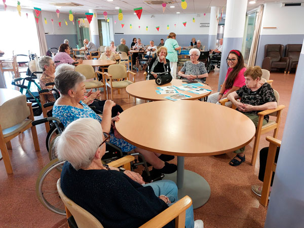 Para celebrar el día de los abuelos se dispuso el comedor de la residencia de forma especial