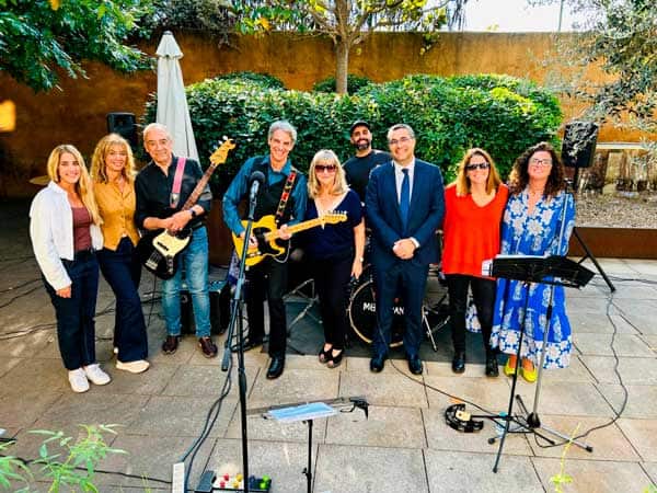 La banda junto a los responsables de la residencia y de la Fundación MGS