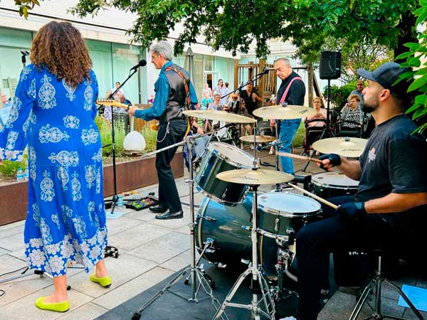 Imagen de la banda durante el concierto