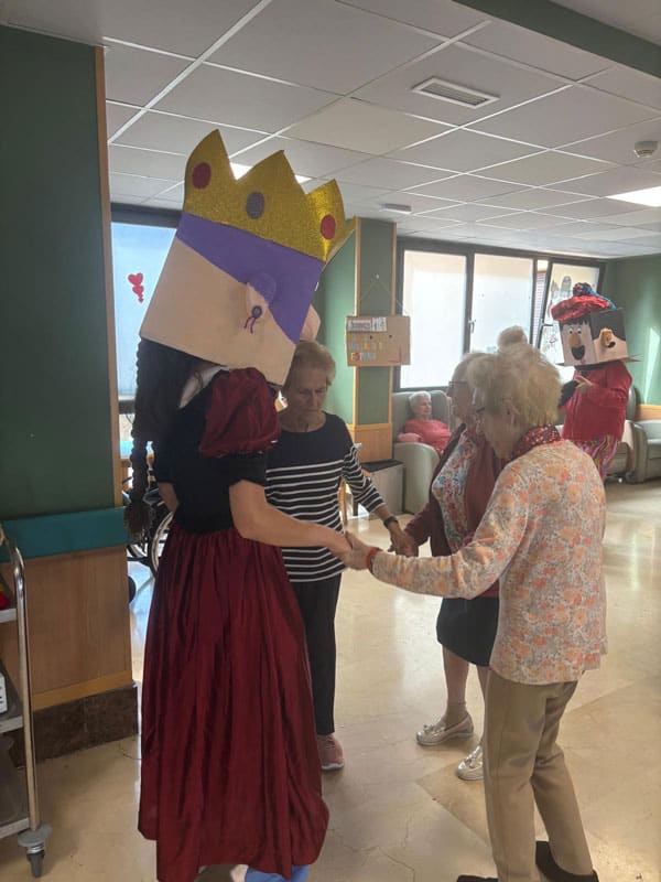 Cabezudo baila con los residentes