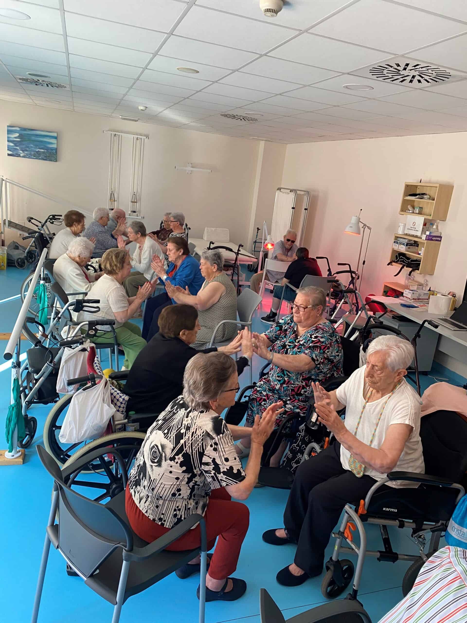 Gimnasia en parejas en el comedor