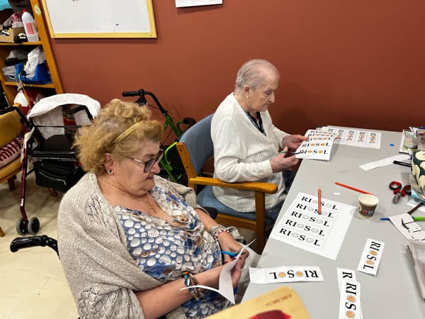 Los residentes elaborando manualidades