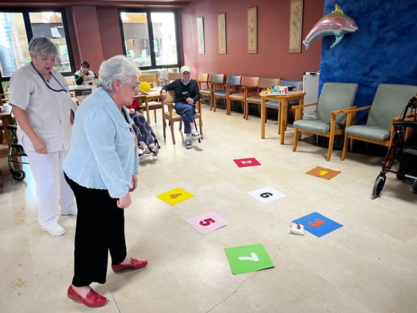 Una residente juega a juego de números